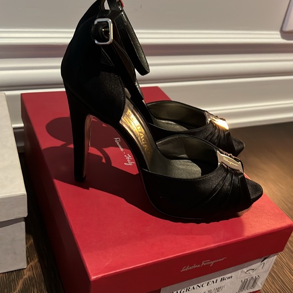 Black satin Salvatore Ferragamo shoes 37 - Picture 2 of 5